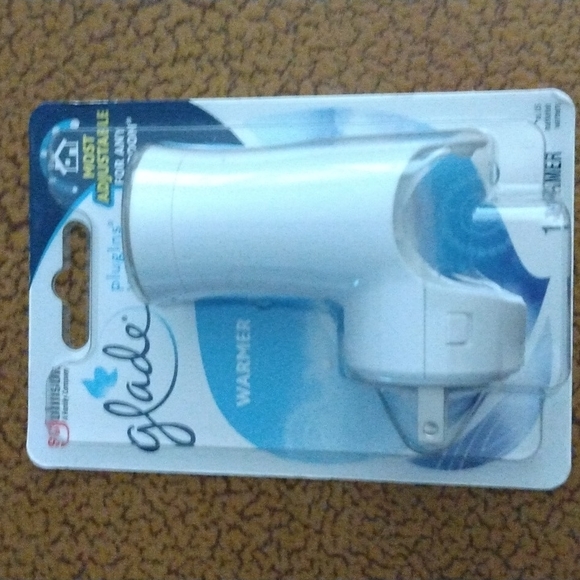 Two Glade and One AirWick Plug Warmers - Picture 2 of 5